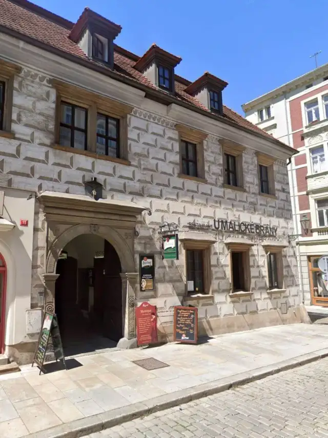 Pohled na restauraci U Malické Brány by ALUMIA z ulice v Plzni