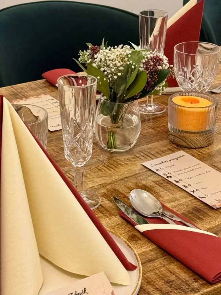 Detail slavnostního prostření stolu v salonku restaurace v Plzni