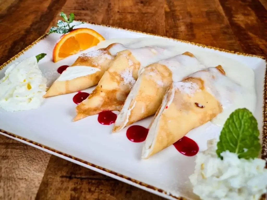 Plněné palačinky s tvarohem a vanilkovým krémem, meruňkovou marmeládou a čokoládovou omáčkou nebo nutelou a banánem