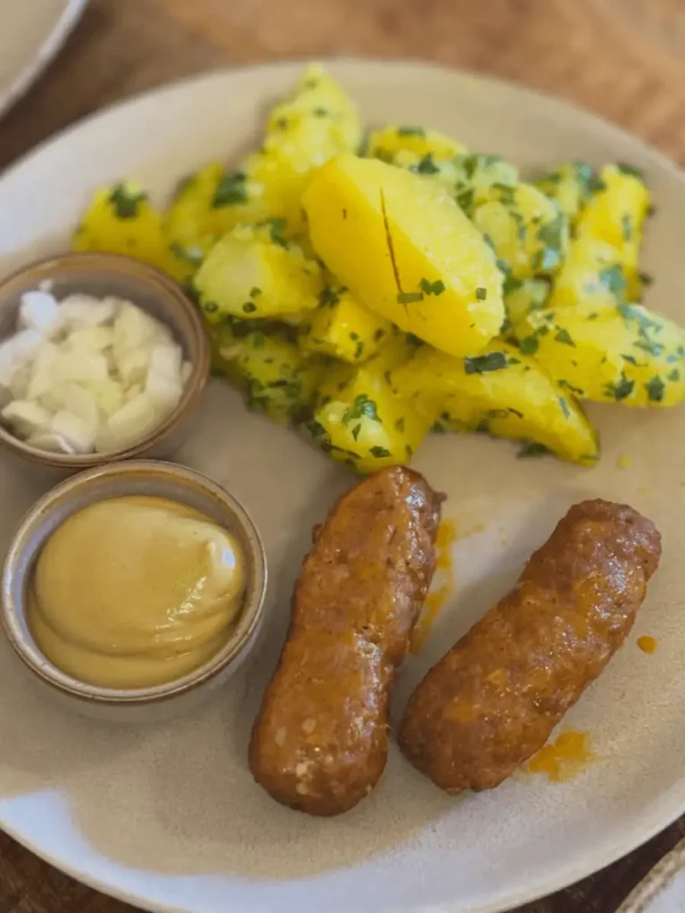 Gericht aus dem Mittagsmenü, serviert mit Kartoffeln in einem Restaurant in Pilsen