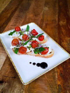Předkrmy v restauraci U Malické Brány v Plzni – bruschetta s cherry rajčaty a bylinkami
