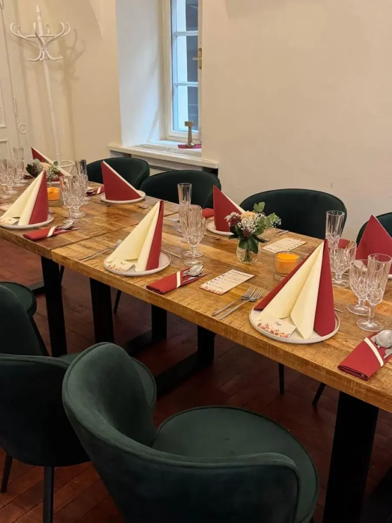 Prostřený stůl v salonku restaurace v Plzni připravený na slavnostní událost