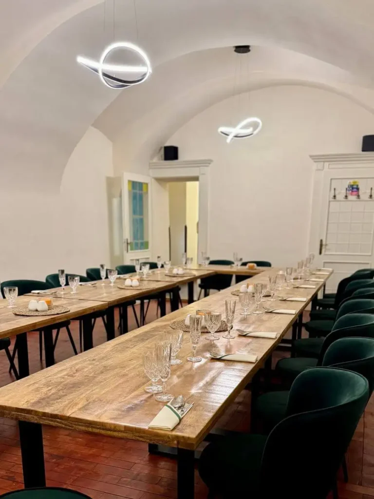 Salonek restaurace v Plzni připravený pro soukromou oslavu nebo firemní setkání
