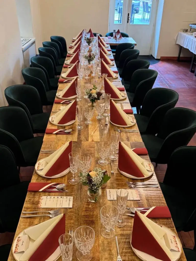 Festlich gedeckter Tisch im Salon eines Restaurants in Pilsen für Hochzeit oder Feier