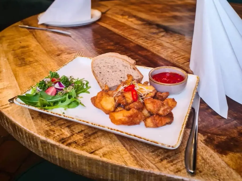 Sumčí škvarky s pikantní omáčkou podávané v restauraci v Plzni