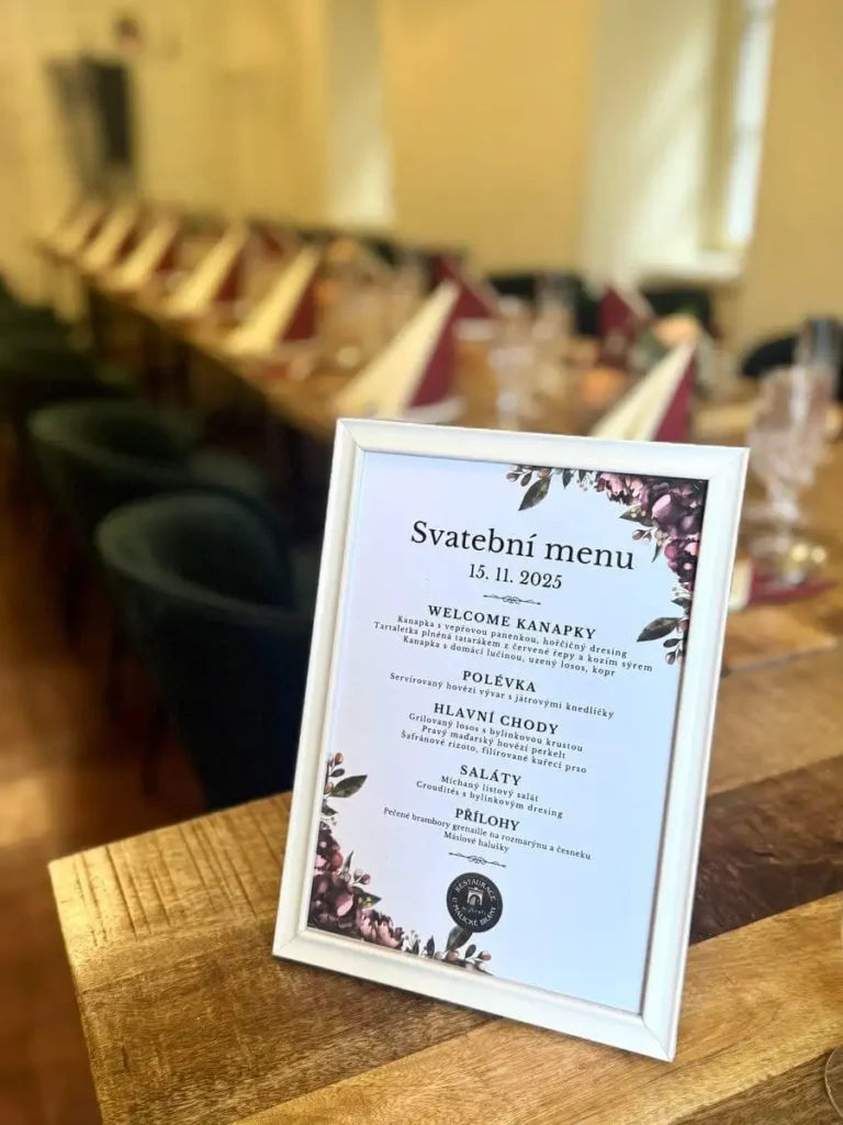 Svatební menu na stole v salonku restaurace v Plzni