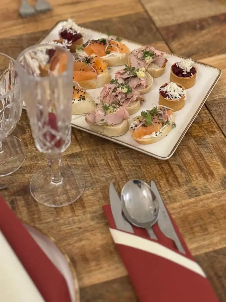 Welcome-Canapés und kleine Erfrischungen im Salon eines Restaurants in Pilsen serviert