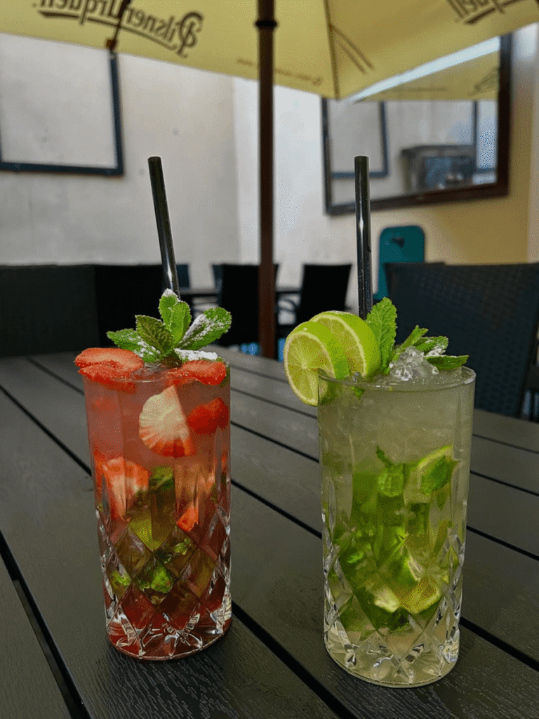 Erfrischende Sommerdrinks serviert in der Außengastronomie eines Restaurants in Pilsen